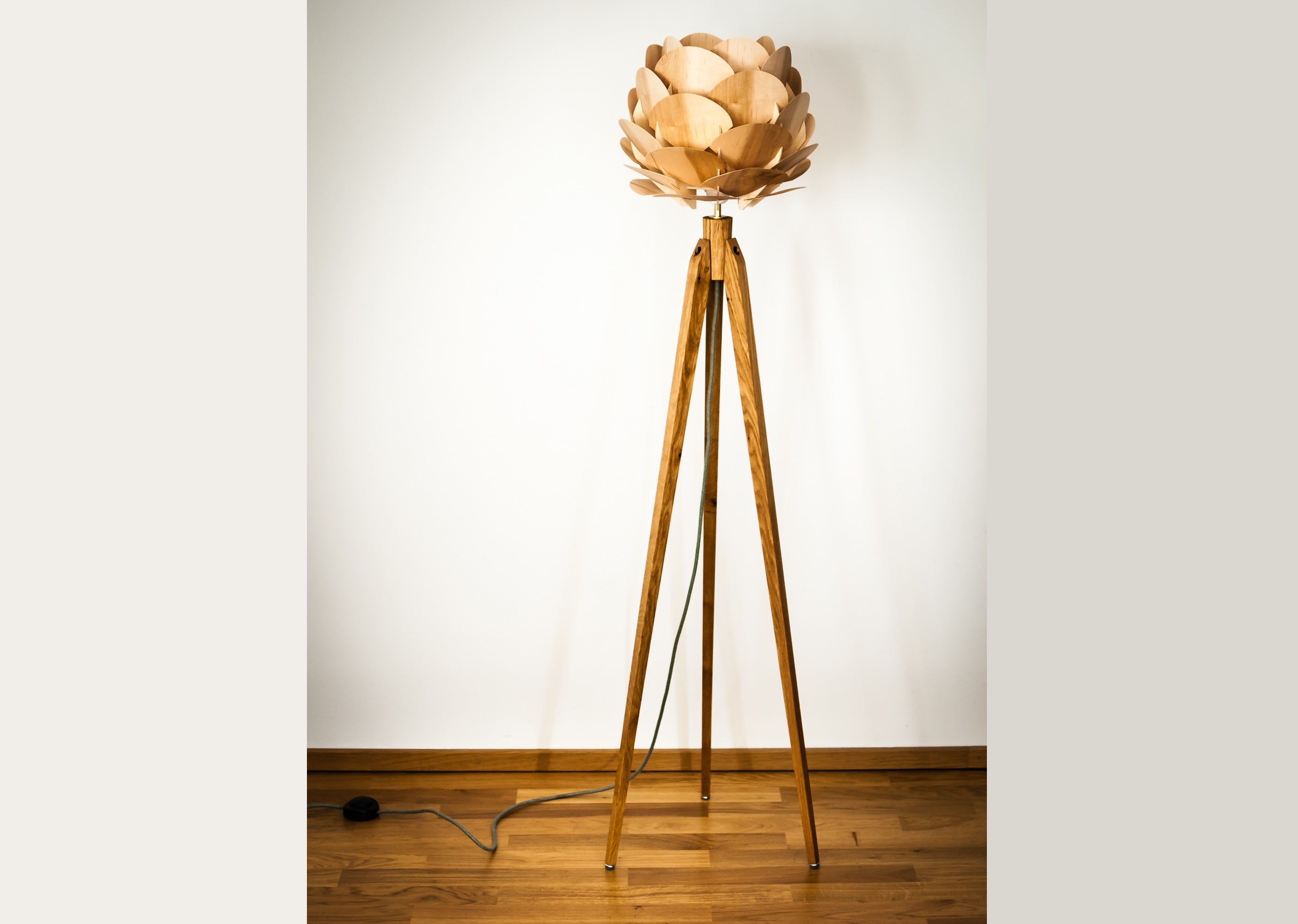 Tripod Stehlampe Holzblüte – Esche