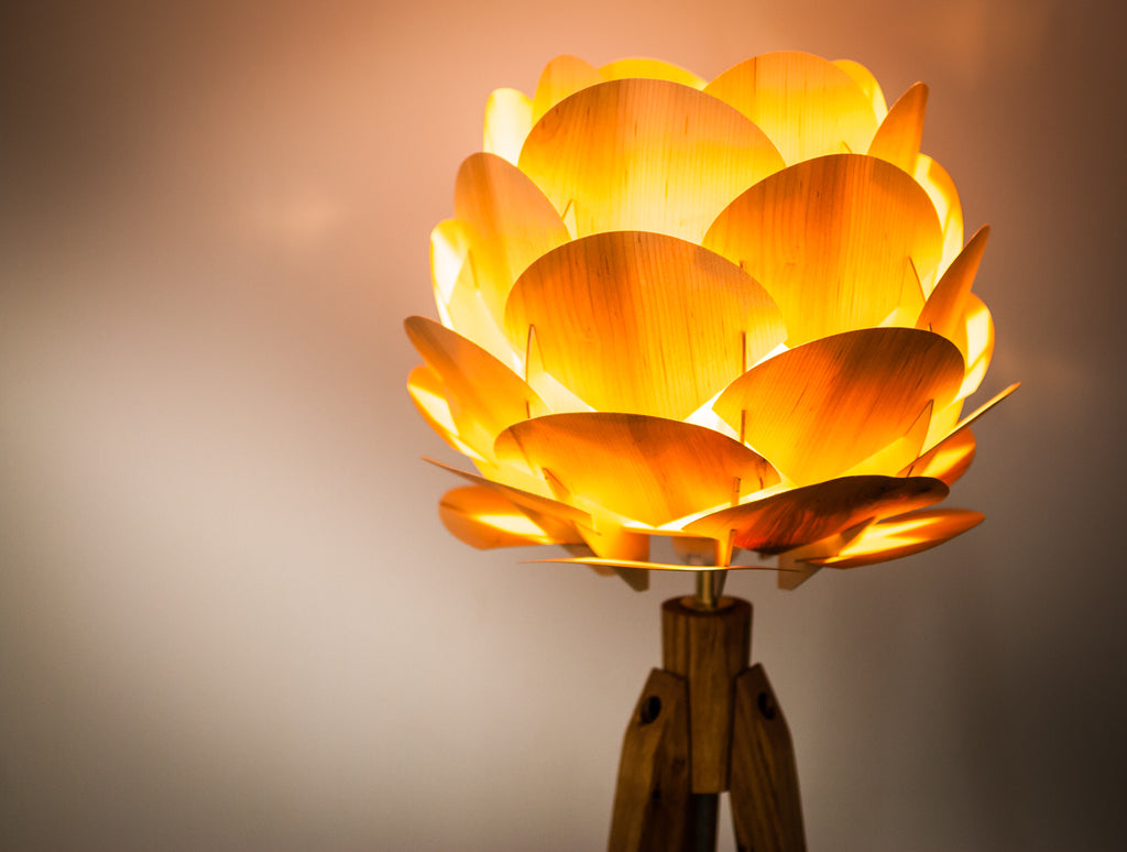 Tripod Stehlampe Holzblüte – Esche